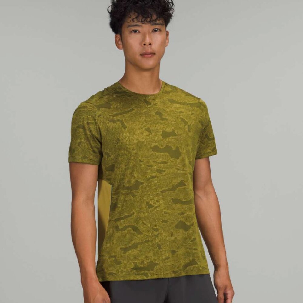 Lululemon Fast & Free Short Sleeve Shirt in a Chroma Camo Print Athleisure Sz S
